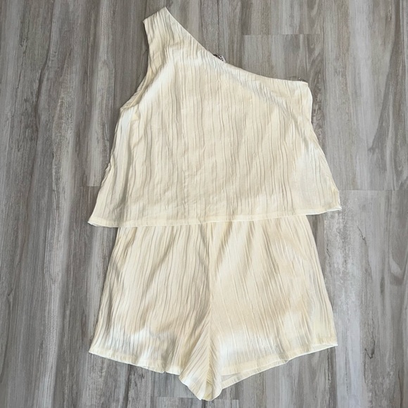 NWT GiLLi textured one-shoulder Romper - Picture 3 of 6